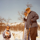 Fra utstillingen "Kongelige fotografer": Daværende Prins Haakon, Kronprins Harald og Kong Olav i Sikkilsdalen, 1977. Foto: Dronning Sonja